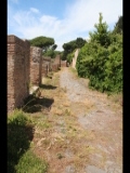 02642 ostia - regio v - via del mitreo dei serpenti - ecke via della fortuna annonaria - bli ri norden.jpg